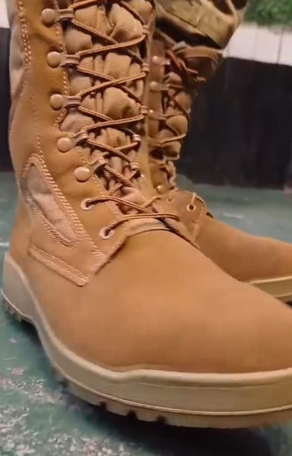 Bota alta táctica ocre, detalle de cordones